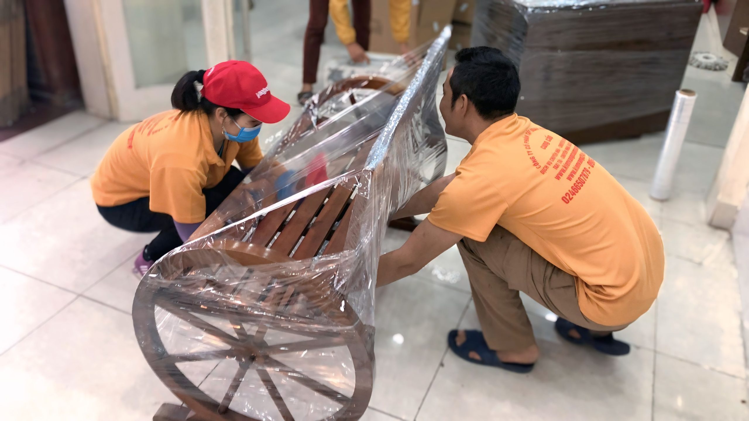 Nhân viên đóng gói đồ đạc cẩn thận, giúp quá trình chuyển nhà trọn gói đảm bảo an toàn