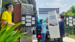 Dịch vụ chuyển nhà trọn gói giá rẻ Kiến Vàng hỗ trợ bốc vác và di chuyển tủ lớn, đồ nặng một cách chuyên nghiệp.