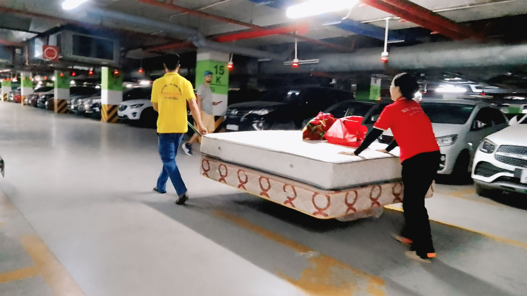 Dù là đồ đạc cồng kềnh như giường, tủ, đệm hay sofa, đội ngũ Kiến Vàng luôn có phương tiện và kỹ năng xử lý an toàn, nhanh chóng. Khách hàng hoàn toàn yên tâm khi sử dụng dịch vụ chuyển nhà trọn gói, không lo hỏng hóc hay trầy xước tài sản.