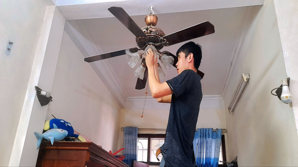 Đội ngũ nhân viên của dịch vụ chuyển nhà trọn gói Kiến Vàng Nhân cẩn thận tháo lắp quạt trần khi chuyển nhà.