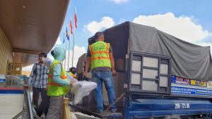 Nhân viên của dịch vụ chuyển nhà trọn gói KIến Vàng đưa đồ đạc lên xe và sắp xếp an toàn.