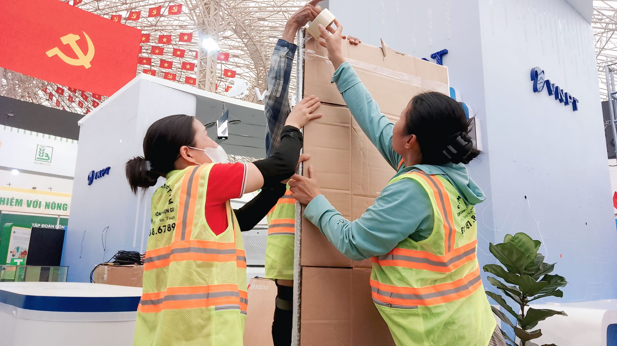 Với dịch vụ chuyển văn phòng trọn gói, mọi tài sản của bạn sẽ được bảo vệ nghiêm ngặt với quy trình đóng gói kỹ lưỡng, vật tư chuyên dụng và đội ngũ vận chuyển chuyên nghiệp. Kiến Vàng cam kết không thất lạc, không trầy xước, đảm bảo nguyên vẹn 100%.