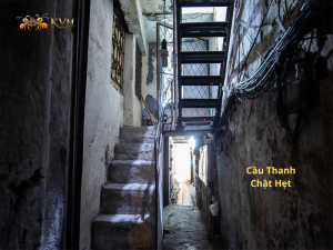 Cầu thang chật hẹp