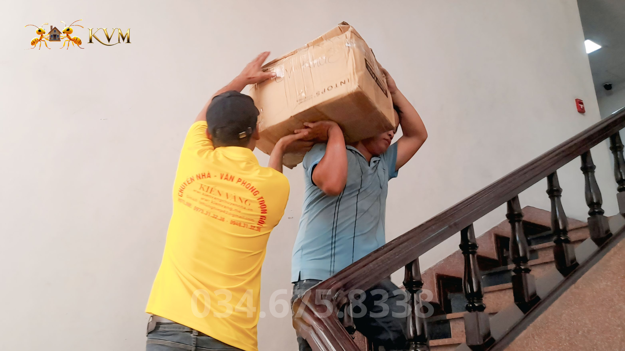 Đội ngũ nhân viên chuyên nghiệp của Kiến Vàng bốc xếp đồ đạc qua thang bộ chật hẹp an toàn, nhanh chóng.