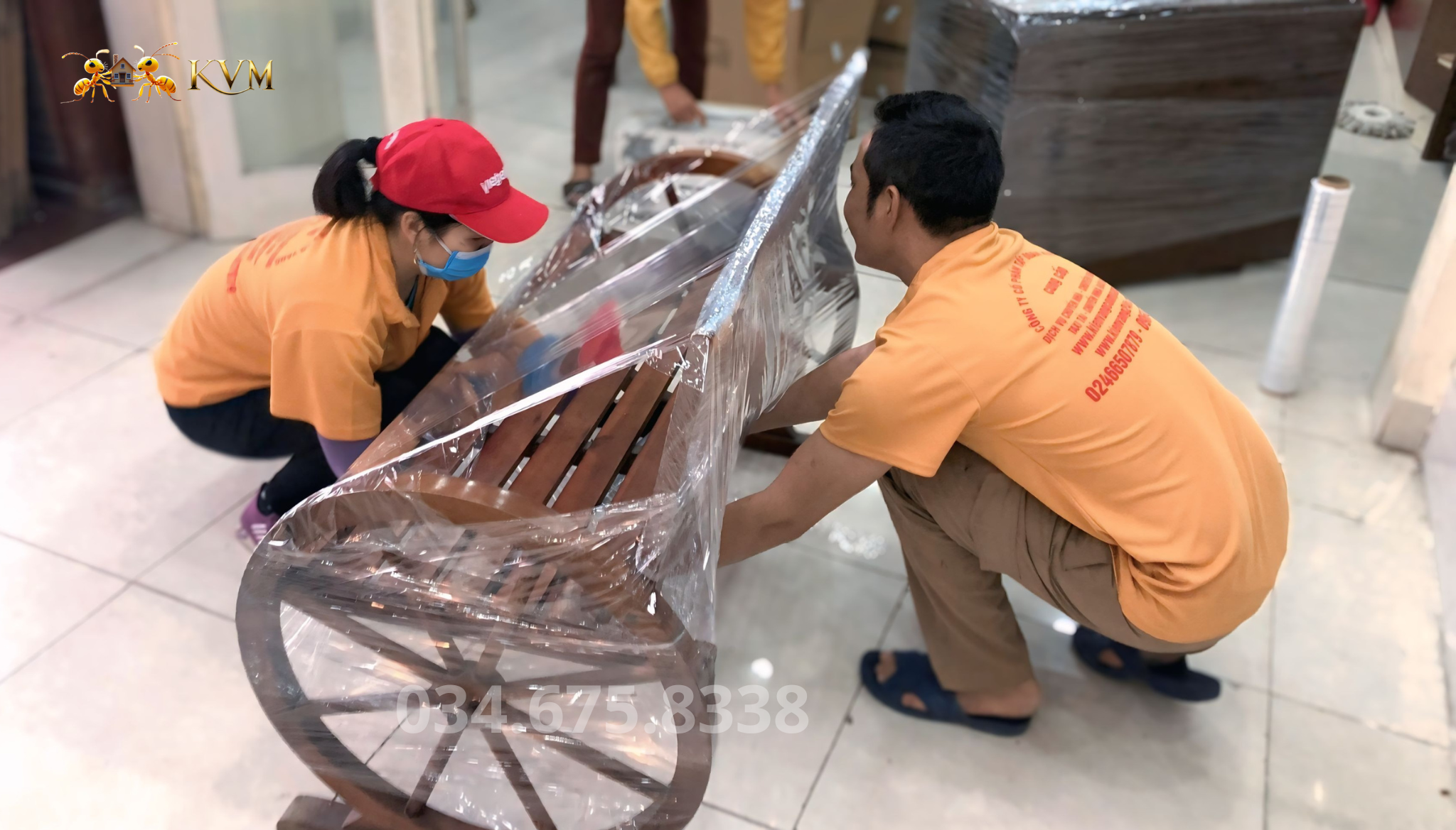 Nhân viên đóng gói đồ đạc cẩn thận giúp quá trình vận chuyển nhà trọn gói diễn ra an toàn và suôn sẻ.