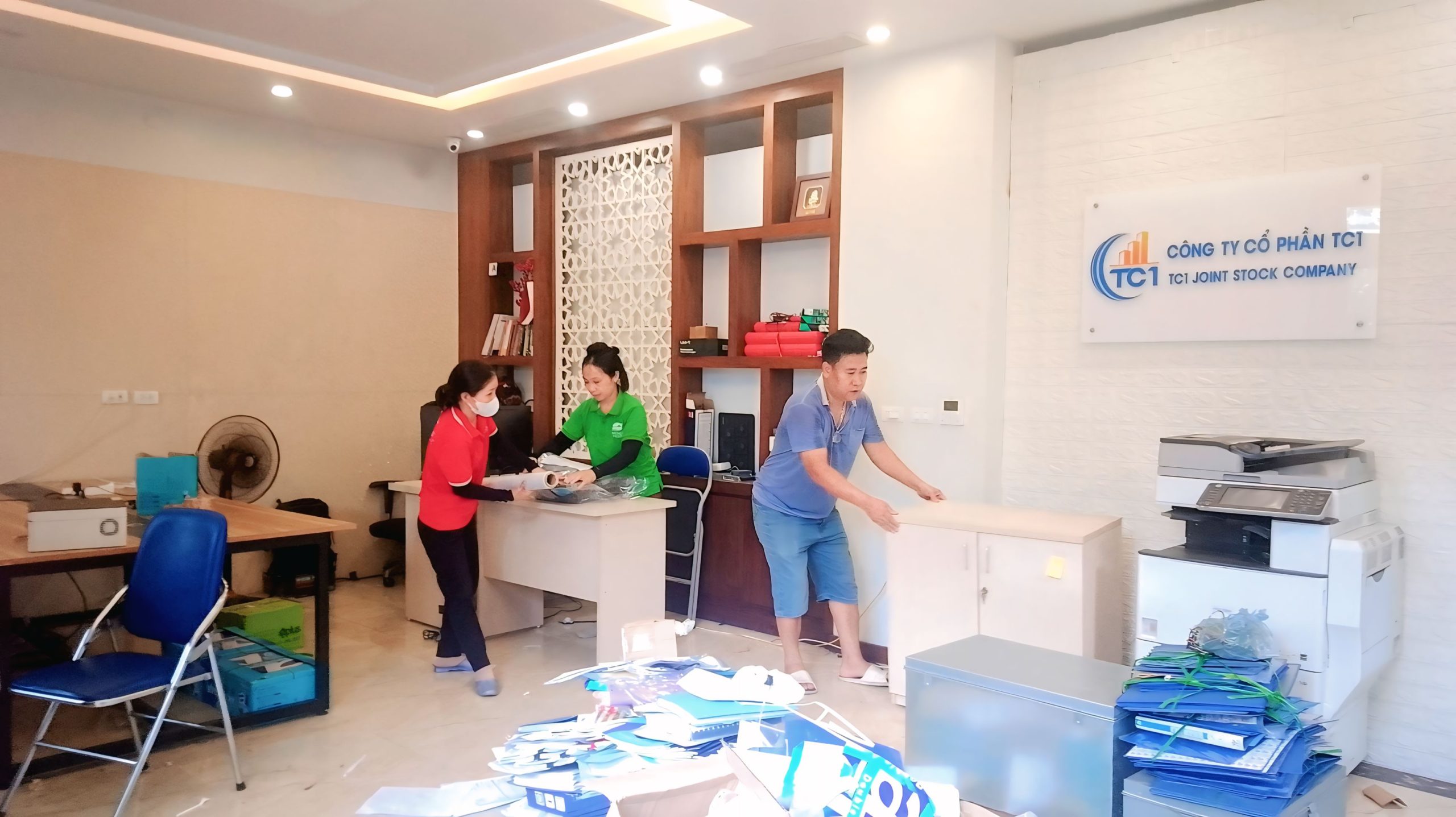 Nhân viên phải tạm ngưng công việc để hỗ trợ chuyển văn phòng