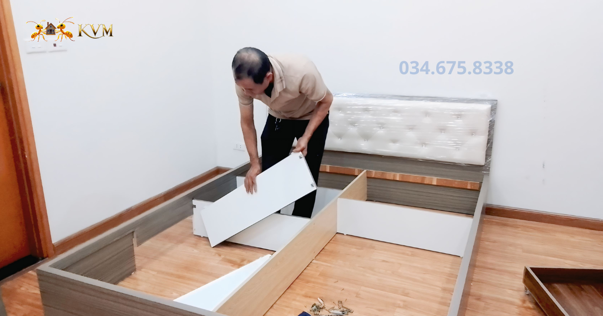 Nhân viên chuyên nghiệp lắp đặt giường tủ an toàn.